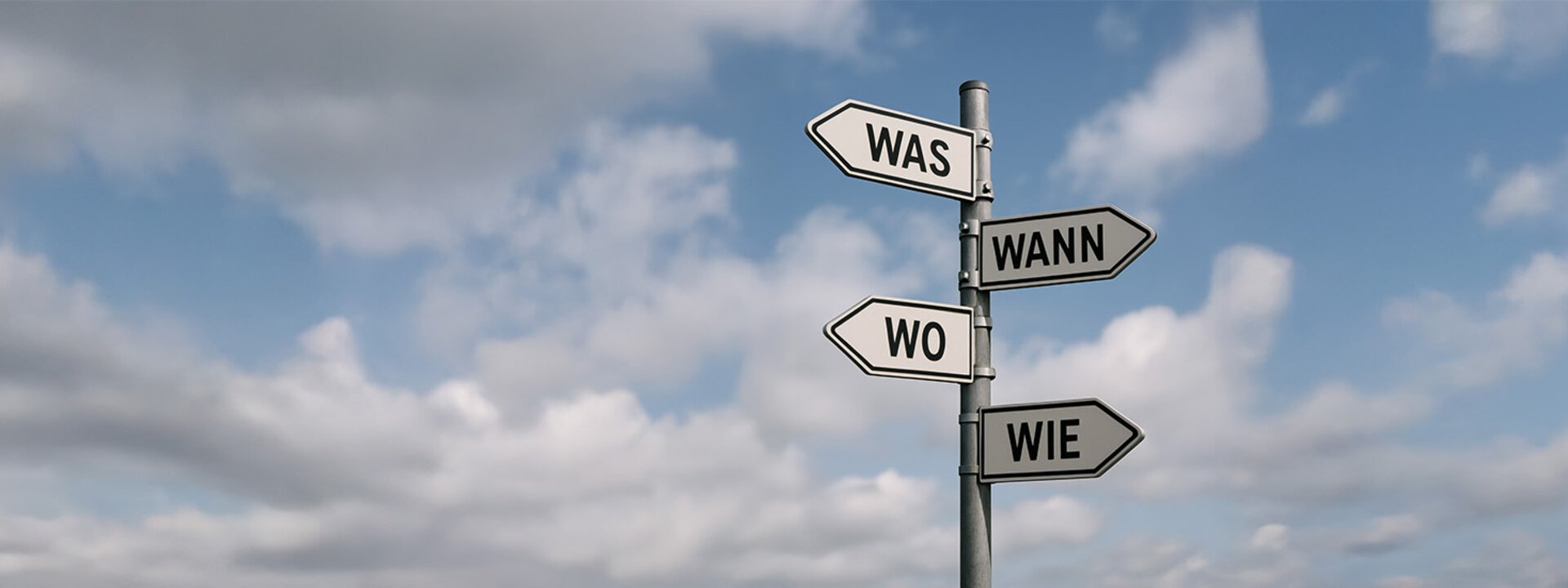 Reform der Fahrausbildung. Wir geben Orientierung. Wegweiser aus Metall mit 4 Pfeilen: was, wer, wann, wie?