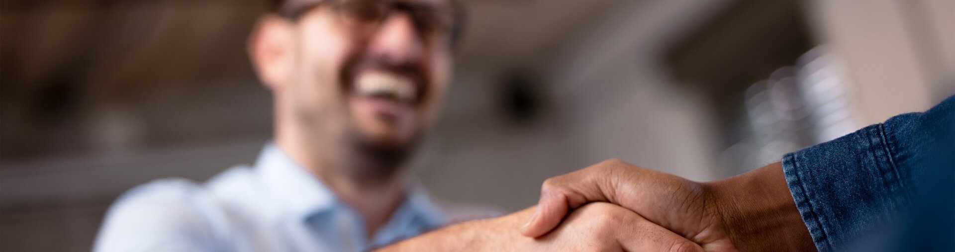 Mann schüttet glücklich andere Hand