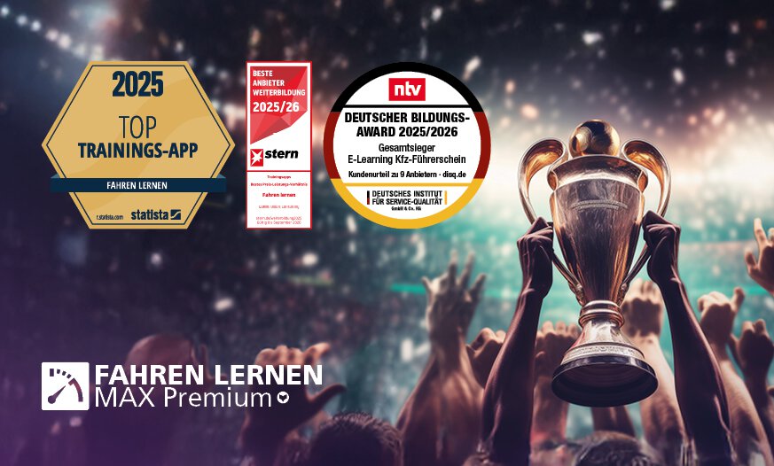 Fahren Lernen Max Premium Testsieger 2025 / 2026 Pokal, wird in einer Traube an Menschen hochgehalten